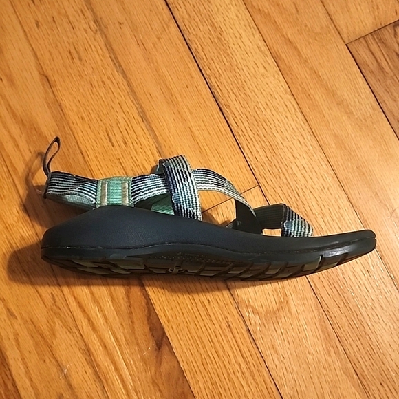 Kids size 2 Chaco sandals - Picture 2 of 4